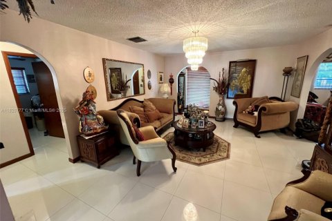 House in Miami, Florida 5 bedrooms, 235.88 sq.m. № 1802443 - photo 14
