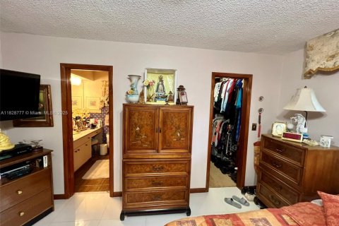 House in Miami, Florida 5 bedrooms, 235.88 sq.m. № 1802443 - photo 17