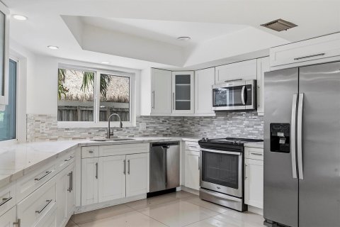 House in Lighthouse Point, Florida 3 bedrooms, 167.13 sq.m. № 2086368 - photo 14