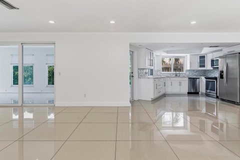 House in Lighthouse Point, Florida 3 bedrooms, 167.13 sq.m. № 2086368 - photo 7