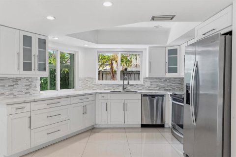 House in Lighthouse Point, Florida 3 bedrooms, 167.13 sq.m. № 2086368 - photo 13