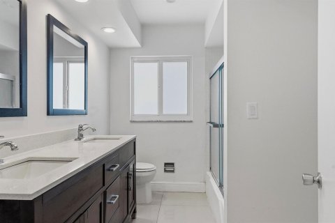 House in Lighthouse Point, Florida 3 bedrooms, 167.13 sq.m. № 2086368 - photo 19