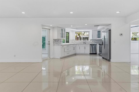 House in Lighthouse Point, Florida 3 bedrooms, 167.13 sq.m. № 2086368 - photo 8