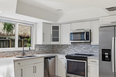 House in Lighthouse Point, Florida 3 bedrooms, 167.13 sq.m. № 2086368 - photo 24