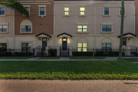 Touwnhouse à vendre à Tampa, Floride: 4 chambres, 205.31 m2 № 1919914 - photo 1