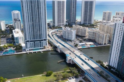 Commercial property in Hollywood, Florida № 1689422 - photo 15