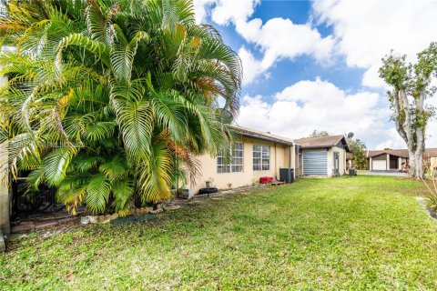 House in Miramar, Florida 2 bedrooms, 84.73 sq.m. № 2044497 - photo 28