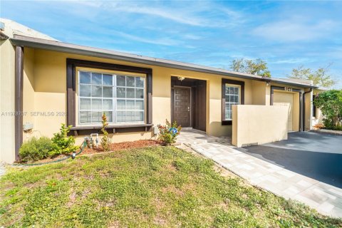 House in Miramar, Florida 2 bedrooms, 84.73 sq.m. № 2044497 - photo 2