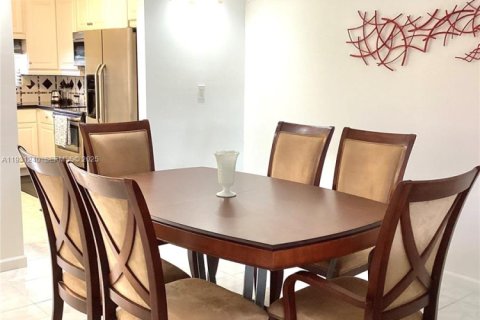 Снять в аренду кондоминиум в Пемброк-Пайнс, Флорида 2 спальни, 108.7м2, № 1989804 - фото 9