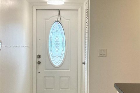 Снять в аренду кондоминиум в Пемброк-Пайнс, Флорида 2 спальни, 108.7м2, № 1989804 - фото 2