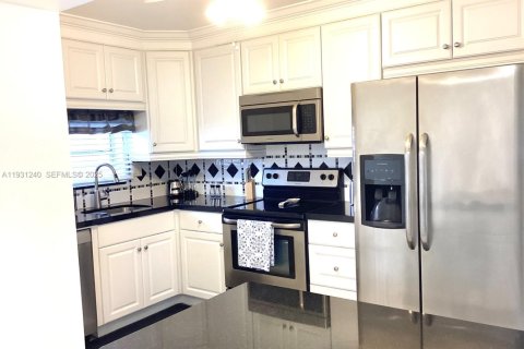 Снять в аренду кондоминиум в Пемброк-Пайнс, Флорида 2 спальни, 108.7м2, № 1989804 - фото 3