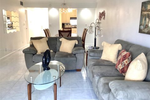 Снять в аренду кондоминиум в Пемброк-Пайнс, Флорида 2 спальни, 108.7м2, № 1989804 - фото 12