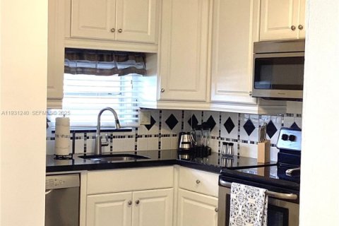 Снять в аренду кондоминиум в Пемброк-Пайнс, Флорида 2 спальни, 108.7м2, № 1989804 - фото 5