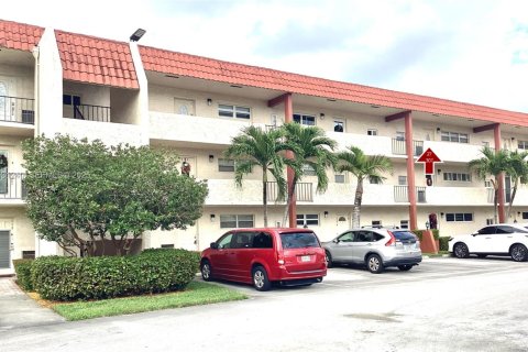 Снять в аренду кондоминиум в Пемброк-Пайнс, Флорида 2 спальни, 108.7м2, № 1989804 - фото 1