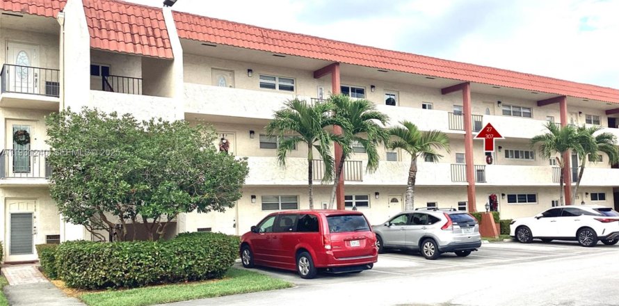 Кондоминиум с 2 спальнями в Пемброк-Пайнс, Флорида № 1989804