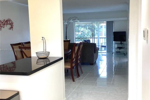 Снять в аренду кондоминиум в Пемброк-Пайнс, Флорида 2 спальни, 108.7м2, № 1989804 - фото 6