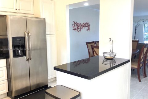 Снять в аренду кондоминиум в Пемброк-Пайнс, Флорида 2 спальни, 108.7м2, № 1989804 - фото 4