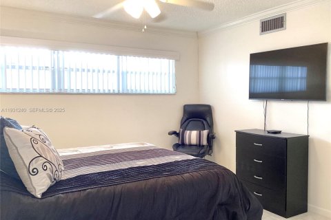 Снять в аренду кондоминиум в Пемброк-Пайнс, Флорида 2 спальни, 108.7м2, № 1989804 - фото 22