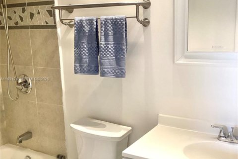 Снять в аренду кондоминиум в Пемброк-Пайнс, Флорида 2 спальни, 108.7м2, № 1989804 - фото 14