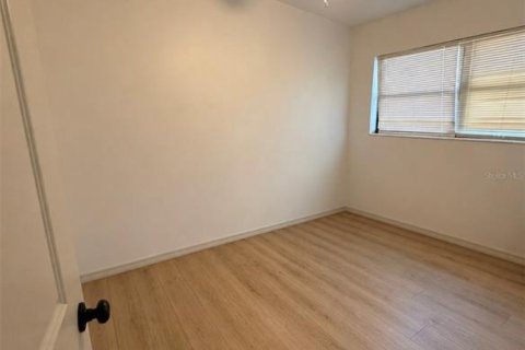 House in Tampa, Florida 3 bedrooms, 90.58 sq.m. № 2217076 - photo 8