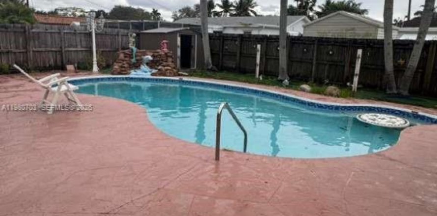 House in Coconut Creek, Florida 3 bedrooms, 182.09 sq.m. № 2043902