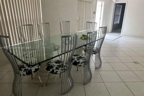 House in Coconut Creek, Florida 3 bedrooms, 182.09 sq.m. № 2043902 - photo 5