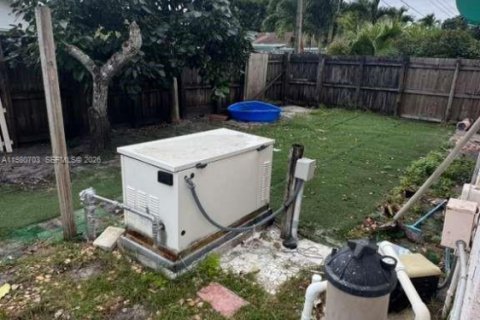 House in Coconut Creek, Florida 3 bedrooms, 182.09 sq.m. № 2043902 - photo 3