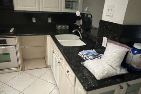 House in Coconut Creek, Florida 3 bedrooms, 182.09 sq.m. № 2043902 - photo 8