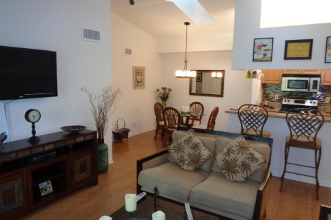 Condo in Port St. Lucie, Florida, 2 bedrooms № 2254406 - photo 2