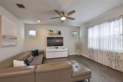 House in Tampa, Florida 4 bedrooms, 226.03 sq.m. № 1675638 - photo 15