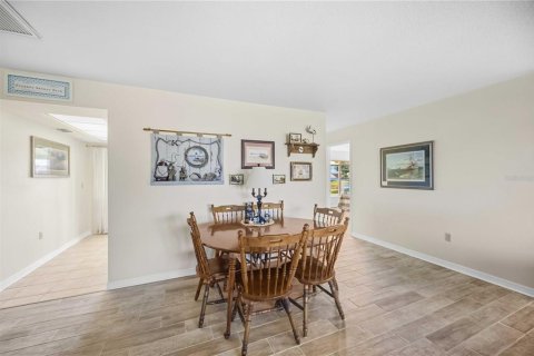House in Englewood, Florida 2 bedrooms, 107.12 sq.m. № 2391034 - photo 6