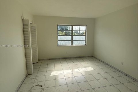 Villa ou maison à louer à Miami, Floride: 3 chambres, 275.36 m2 № 2000900 - photo 3