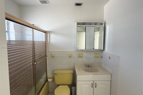 Villa ou maison à louer à Miami, Floride: 3 chambres, 275.36 m2 № 2000900 - photo 4