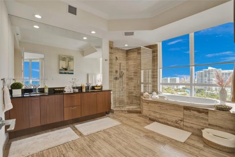 Copropriété à louer à Sunny Isles Beach, Floride: 3 chambres, 216.18 m2 № 2008910 - photo 19