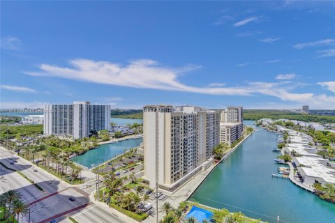 Copropriété à louer à Sunny Isles Beach, Floride: 3 chambres, 216.18 m2 № 2008910 - photo 28