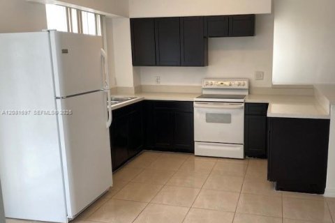 Copropriété à louer à Miami, Floride: 2 chambres, 73.39 m2 № 2343097 - photo 8