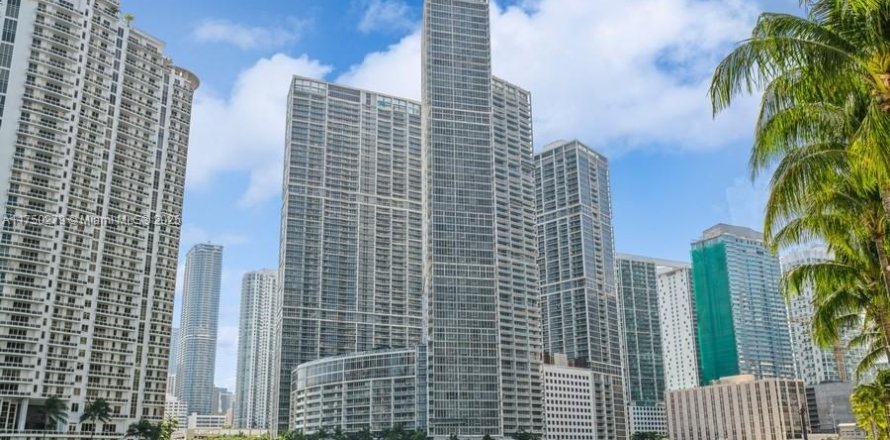 Кондоминиум с 2 спальнями в Майами, Флорида № 1958158