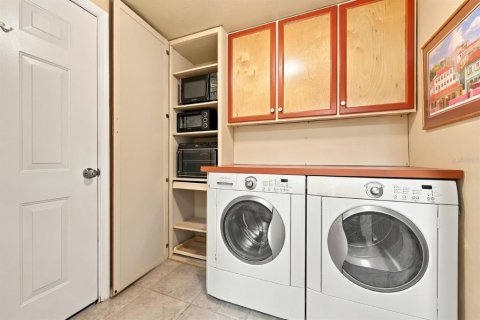 Townhouse in Gainesville, Florida 3 bedrooms, 164.9 sq.m. № 2404975 - photo 8