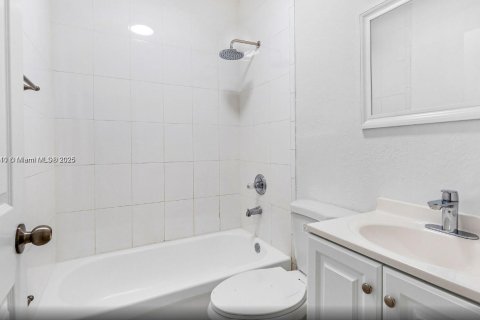 Купить коммерческую недвижимость в Майами, Флорида 387.96м2, № 1985352 - фото 13