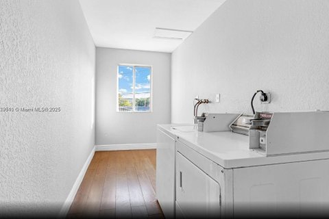 Купить коммерческую недвижимость в Майами, Флорида 387.96м2, № 1985352 - фото 3