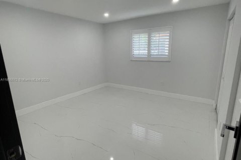 Villa ou maison à louer à Miami, Floride: 5 chambres, 371.61 m2 № 1878824 - photo 13