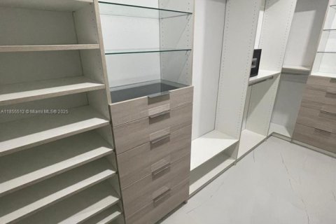 Villa ou maison à louer à Miami, Floride: 5 chambres, 371.61 m2 № 1878824 - photo 16