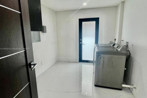 Villa ou maison à louer à Miami, Floride: 5 chambres, 371.61 m2 № 1878824 - photo 29