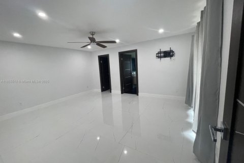 Villa ou maison à louer à Miami, Floride: 5 chambres, 371.61 m2 № 1878824 - photo 15