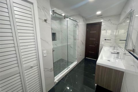 Villa ou maison à louer à Miami, Floride: 5 chambres, 371.61 m2 № 1878824 - photo 22