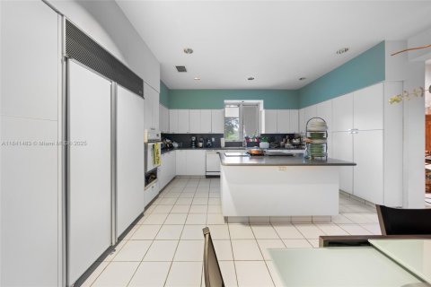 Villa ou maison à vendre à Miami, Floride: 4 chambres, 342.34 m2 № 1834446 - photo 14