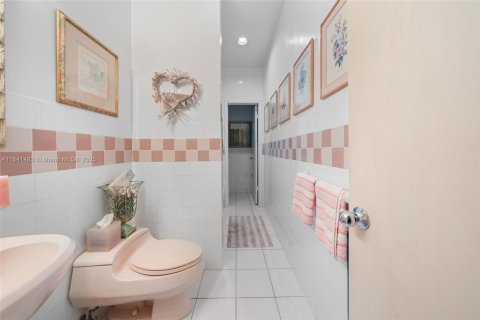 Villa ou maison à vendre à Miami, Floride: 4 chambres, 342.34 m2 № 1834446 - photo 17