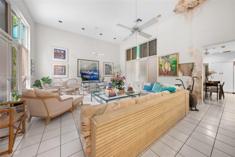 Villa ou maison à vendre à Miami, Floride: 4 chambres, 342.34 m2 № 1834446 - photo 12