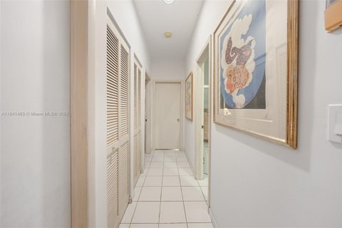Villa ou maison à vendre à Miami, Floride: 4 chambres, 342.34 m2 № 1834446 - photo 21