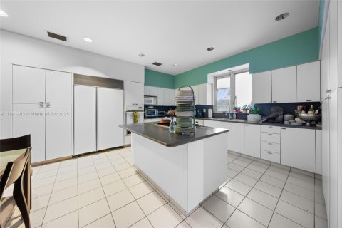 Villa ou maison à vendre à Miami, Floride: 4 chambres, 342.34 m2 № 1834446 - photo 15